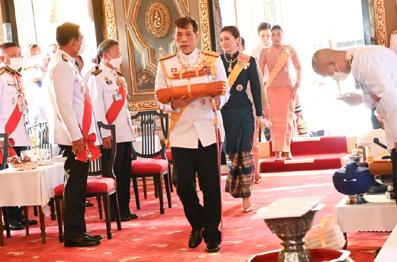 ในหลวงและพระราชินีทรงบำเพ็ญพระราชกุศลถวายผ้าพระกฐินวัดราชบพิธฯ