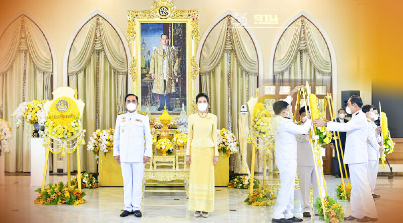 นายกฯ- ครม. วางพวงมาลาวันคล้ายวันสวรรคต "ในหลวง ร.9"