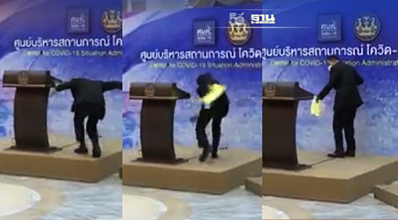 “นายกฯ”เพลียนั่งประชุมยาว 3 วัน เดินสะดุดโพเดียมเกือบล้ม “นายกฯ”เพลียนั่งประชุมยาว 3 วัน เดินสะดุดโพเดียมเกือบล้ม