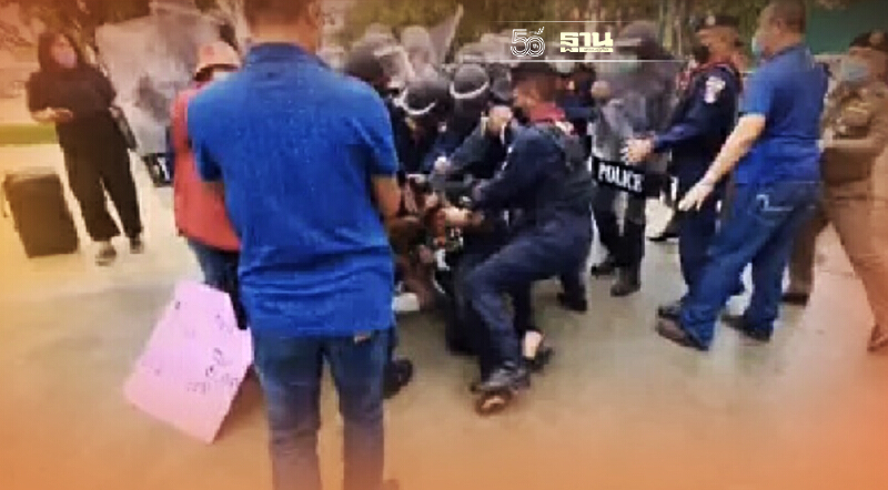 “ม็อบขอนแก่น" ประท้วง "บิ๊กป้อม”ลงพื้นที่ ปะทะตำรวจ “ม็อบขอนแก่น" ประท้วง "บิ๊กป้อม”ลงพื้นที่ ปะทะตำรวจ