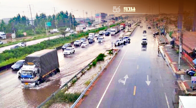 หนีไป! น้ำท่วมถนนพระราม 2 รถติดสะสม 8 กม.