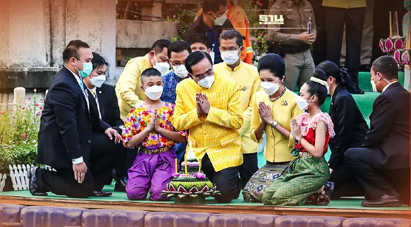 นายกฯ พร้อมภริยานำ ครม. ลอยกระทงวิถีใหม่ อธิษฐาน "ขอให้บ้านเมืองสงบสุข"