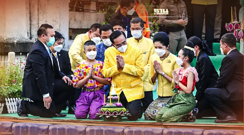 นายกฯ พร้อมภริยานำ ครม. ลอยกระทงวิถีใหม่ อธิษฐาน "ขอให้บ้านเมืองสงบสุข" นายกฯ พร้อมภริยานำ ครม. ลอยกระทงวิถีใหม่ อธิษฐาน "ขอให้บ้านเมืองสงบสุข"