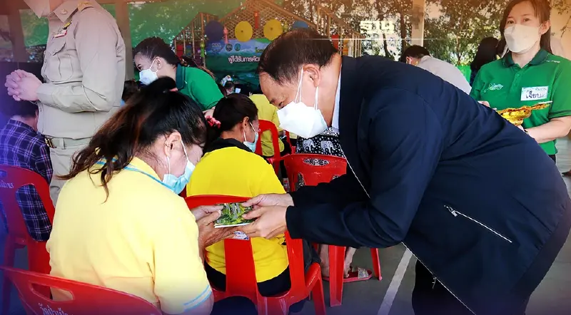 กรมที่ดิน  มอบสมุดประจำตัวผู้ได้รับคัดเลือกให้ทำกินในชุมชน (คทช.) ลำพูน 