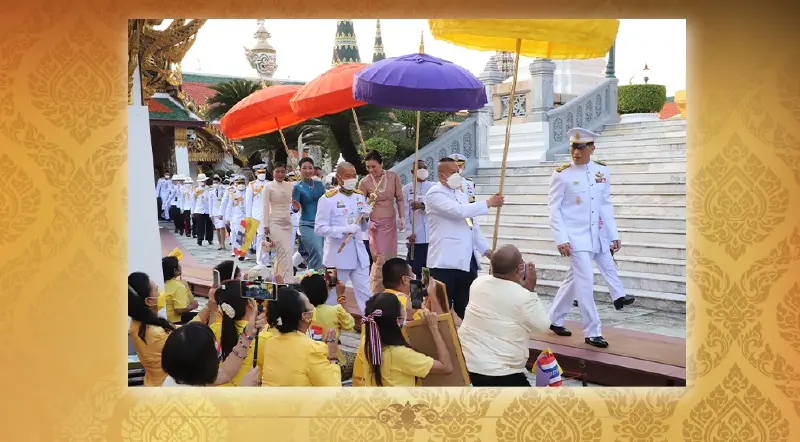 ในหลวง-พระราชินี  เสด็จฯ ไปทรงเปลี่ยนเครื่องทรงพระแก้วมรกตสำหรับฤดูหนาว