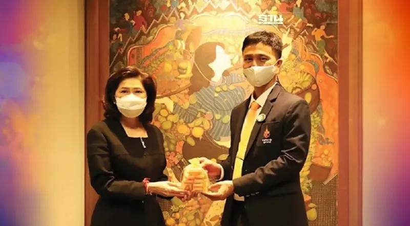 มูลนิธิร่วมด้วยช่วยกันสำนึกรักบ้านเกิด  รับมอบเข็มกลัดพระราชทาน