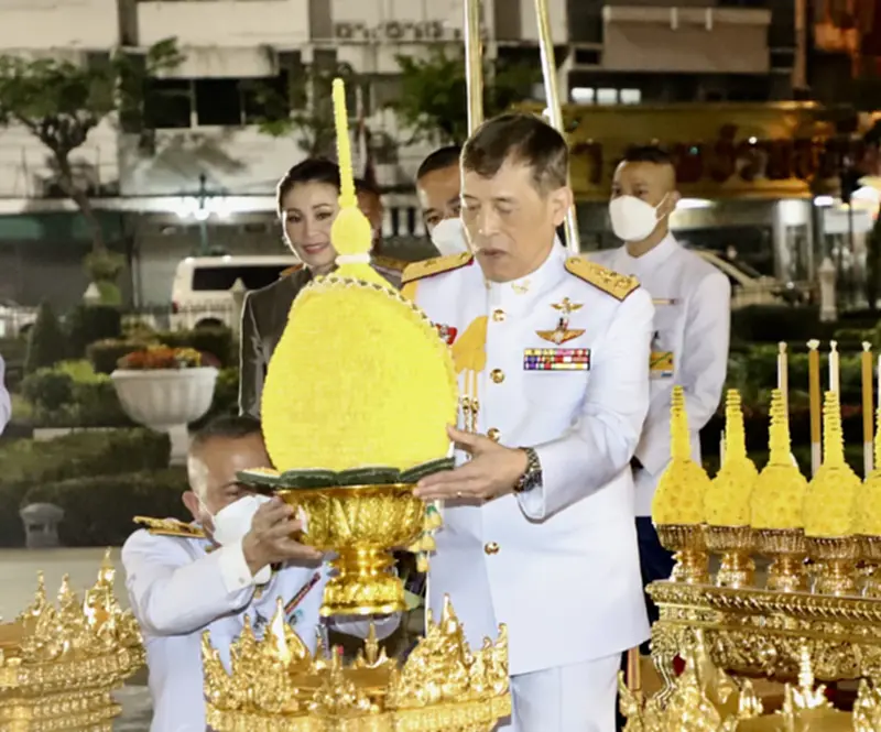 “ในหลวง-พระราชินี”ทรงวางพานพุ่มดอกไม้ถวายราชสักการะสมเด็จพระเจ้าตากสิน “ในหลวง-พระราชินี”ทรงวางพานพุ่มดอกไม้ถวายราชสักการะสมเด็จพระเจ้าตากสิน