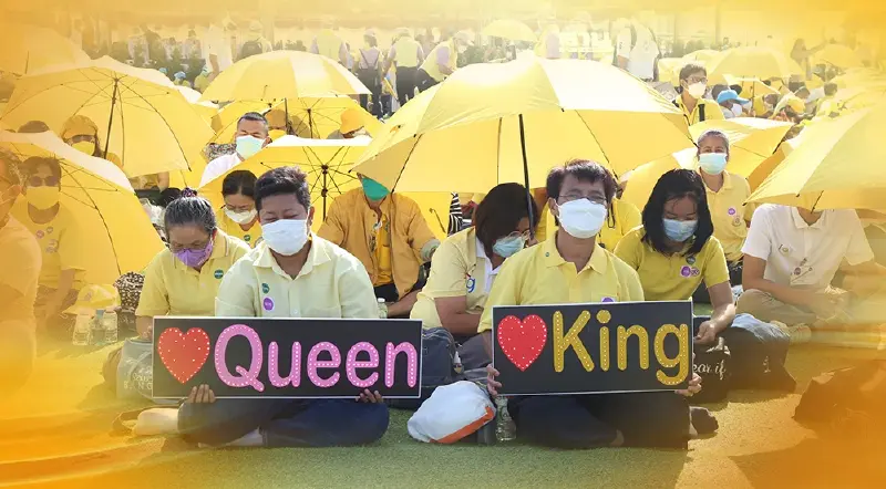 ภาพบรรยากาศ ประชาชนเฝ้าฯรับเสด็จ ในหลวง-พระราชินี 5 ธ.ค.64