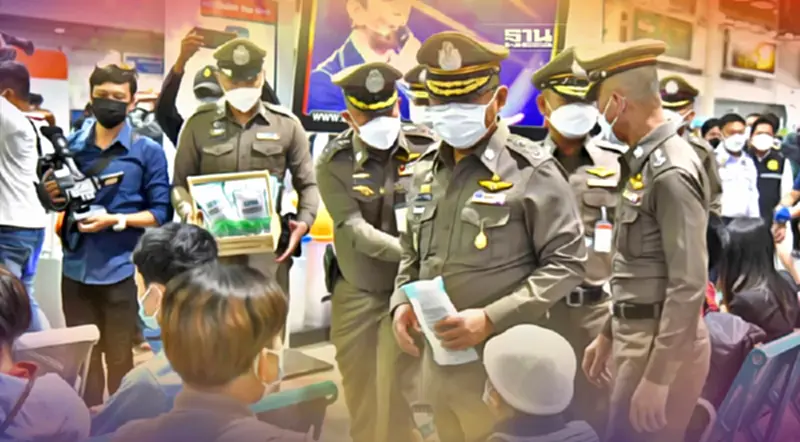 ตำรวจระดมกำลัง 14,000 นายดูแลประชาชนกลับภูมิลำเนาช่วงปีใหม่ 2565 ตำรวจระดมกำลัง 14,000 นายดูแลประชาชนกลับภูมิลำเนาช่วงปีใหม่ 2565