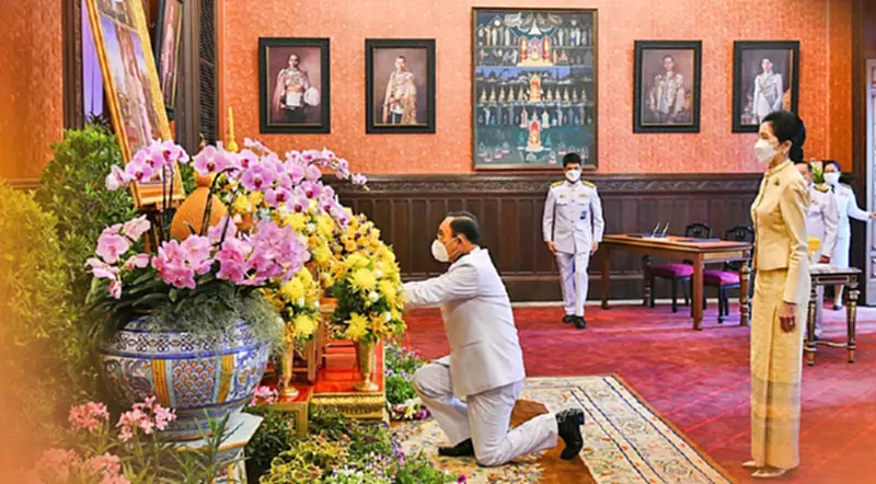 นายกฯ-ภริยา ลงนามถวายพระพรในหลวง พระราชินี เนื่องในโอกาสวันขึ้นปีใหม่ 2565 นายกฯ-ภริยา ลงนามถวายพระพรในหลวง พระราชินี เนื่องในโอกาสวันขึ้นปีใหม่ 2565