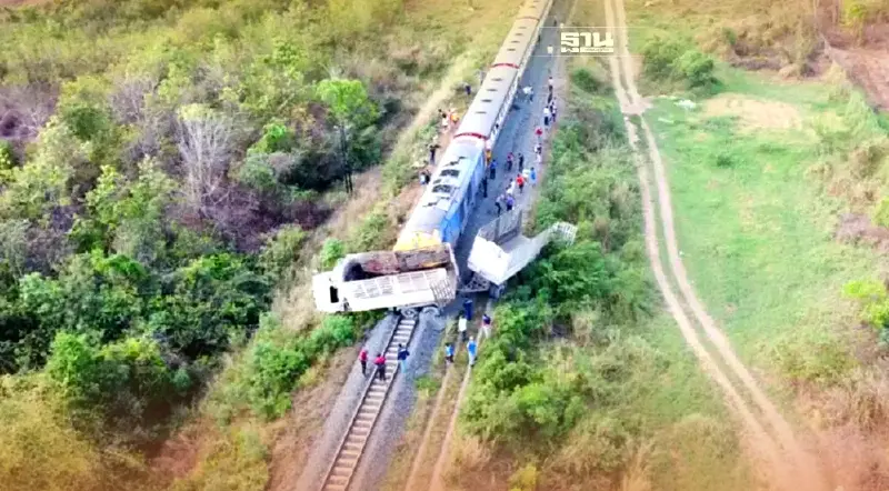 รถไฟพาเที่ยวเขื่อนป่าสักชนรถพ่วง 18 ล้อ เจ็บ 3 ราย 300 นักท่องเที่ยวปลอดภัย