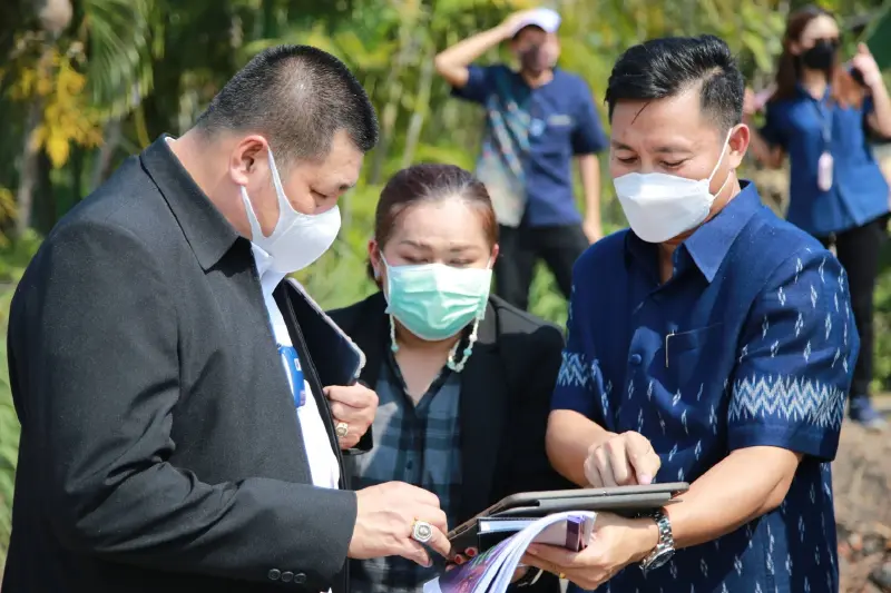 รองอธิบดีกรมการข้าว ลุยตรวจ "การปลูกข้าวความแม่นยำสูง" นาแปลงใหญ่ปทุมธานี