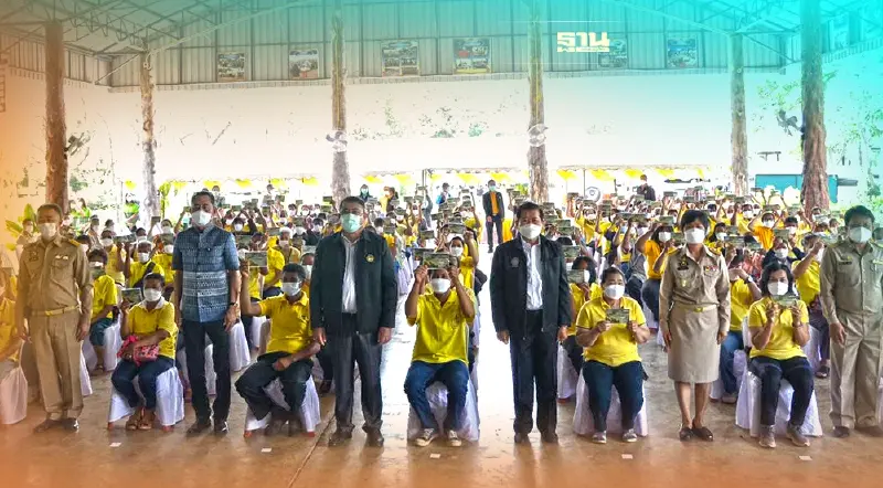 “นิพนธ์”มอบสมุดประจำตัวผู้ได้รับอนุญาตให้ทำกินพื้นที่ป่าดงผาลาด