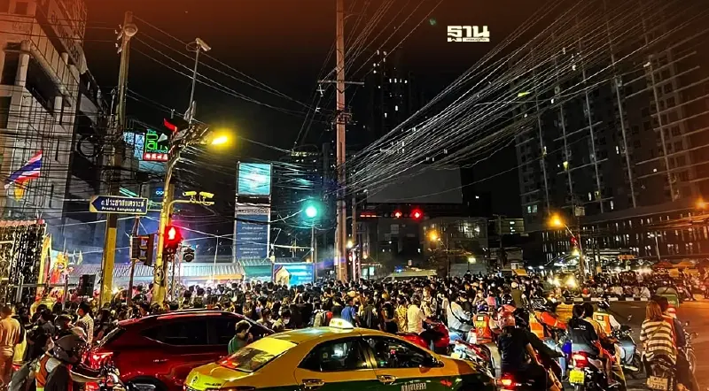 อู๊วหูว สายมู “ไหว้พระราหู” ทะลักแยกห้วยขวาง-ราหูเทวาลัยเกษตรนวมินทร์