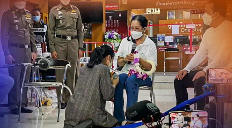 “แม่แตงโม” ประกาศกลาง สภ.เมืองนนทบุรี ไม่ให้อภัย “กระติก” มี (คลิป) “แม่แตงโม” ประกาศกลาง สภ.เมืองนนทบุรี ไม่ให้อภัย “กระติก” มี (คลิป)
