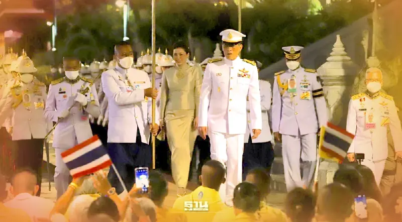 ในหลวง-พระราชินี เสด็จฯ ทรงเปลี่ยนเครื่องทรงสำหรับฤดูร้อนถวายพระแก้วมรกต