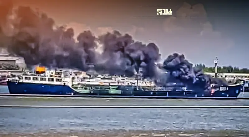 ระทึก! เรือบรรทุกสินค้า ถังน้ำมันระเบิด ใกล้ป้อมพระจุล