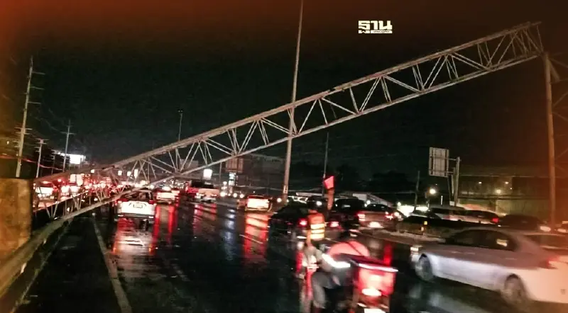 ฝนตกหนัก ป้ายแนะนำเส้นทางจราจร ล้มพังขวางถนนหน้าม.กรุงเทพ 