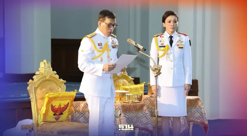 "ในหลวง-พระราชินี" พระราชทานกระบี่แก่ผู้สำเร็จการศึกษาทางการทหาร