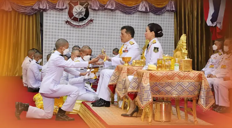 "ในหลวง-พระราชินี" พระราชทานกระบี่และปริญญาบัตรผู้สำเร็จการศึกษาโรงเรียนนายร้อยตำรวจ "ในหลวง-พระราชินี" พระราชทานกระบี่และปริญญาบัตรผู้สำเร็จการศึกษาโรงเรียนนายร้อยตำรวจ