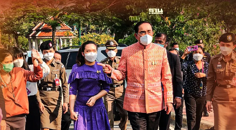 “บิ๊กตู่” เดินสำรวจรอบทำเนียบรัฐบาล สั่งตั้งจุดชาร์จรถยนต์ EV (มีคลิป)