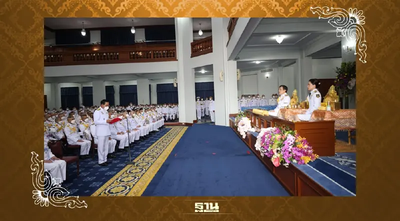 "ในหลวง-พระราชินี" พระราชทานปริญญาบัตร ผู้สำเร็จการศึกษาทางทหารชั้นสูง