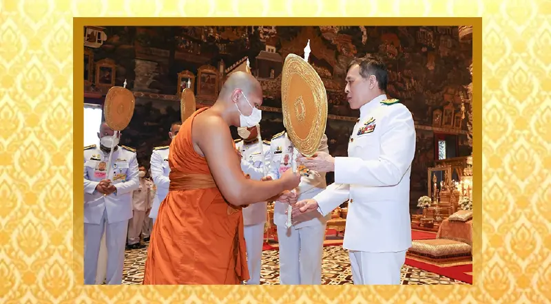 ในหลวง พระราชินี  ทรงประเคนพัดยศเปรียญ แด่พระภิกษุสามเณรสอบได้เปรียญธรรม