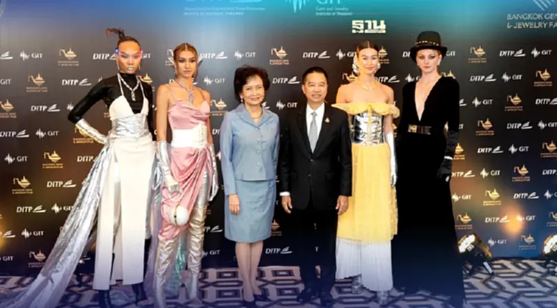 “พาณิชย์” ลุยจัด “บางกอกเจมส์ฯ” ดันเป้าส่งออก 2.3 แสนล้าน “พาณิชย์” ลุยจัด “บางกอกเจมส์ฯ” ดันเป้าส่งออก 2.3 แสนล้าน