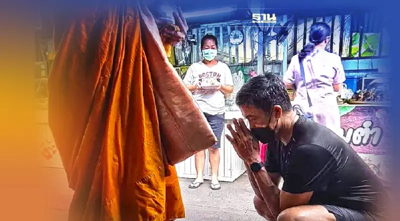 แห่ชื่นชม"ชัชชาติ"ทำบุญวันเกิด56 ปี นั่งยองๆใส่บาตร สุดเรียบง่าย