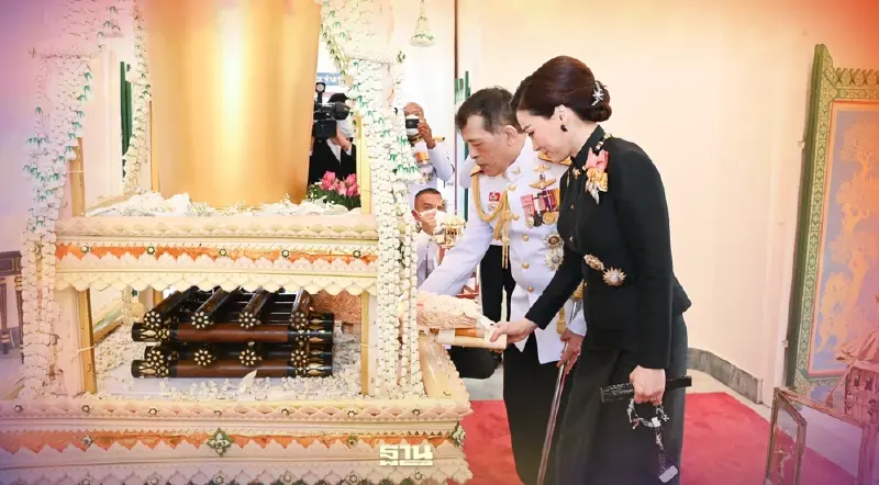 ในหลวง-พระราชินี เสด็จฯพระราชทานเพลิงศพ ท่านผู้หญิงออมทรัพย์