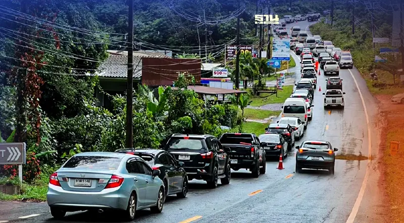 หนักกว่าสงกรานต์ รถยนต์บนเกาะช้างติด7กม.รอลงเรือเฟอร์รี่กลับฝั่ง