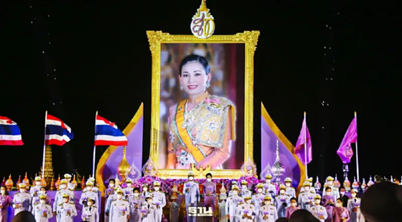 นายกฯ นำจุดเทียนชัยถวายพระพรชัยมงคล สมเด็จพระนางเจ้าฯ พระบรมราชินี นายกฯ นำจุดเทียนชัยถวายพระพรชัยมงคล สมเด็จพระนางเจ้าฯ พระบรมราชินี