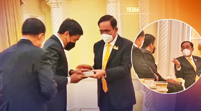"บิ๊กตู่"ปรบมือต้อนรับ "ชัชชาติ" ก่อนร่วมประชุม ศบค.ที่ทำเนียบ "บิ๊กตู่"ปรบมือต้อนรับ "ชัชชาติ" ก่อนร่วมประชุม ศบค.ที่ทำเนียบ