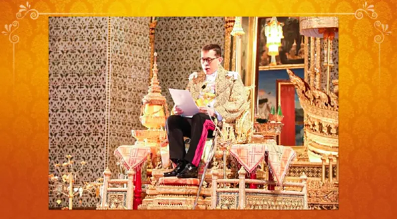 ในหลวง เสด็จออกมหาสมาคม มีพระราชดำรัสขอให้คนไทยมีขวัญกำลังใจที่ดีเสมอ ในหลวง เสด็จออกมหาสมาคม มีพระราชดำรัสขอให้คนไทยมีขวัญกำลังใจที่ดีเสมอ