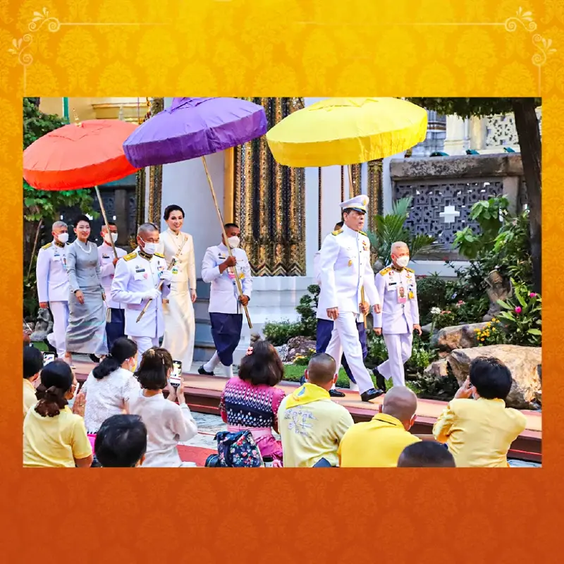 ในหลวง-พระราชินี ทรงเปลี่ยนเครื่องทรงพระแก้วมรกตสำหรับฤดูฝน