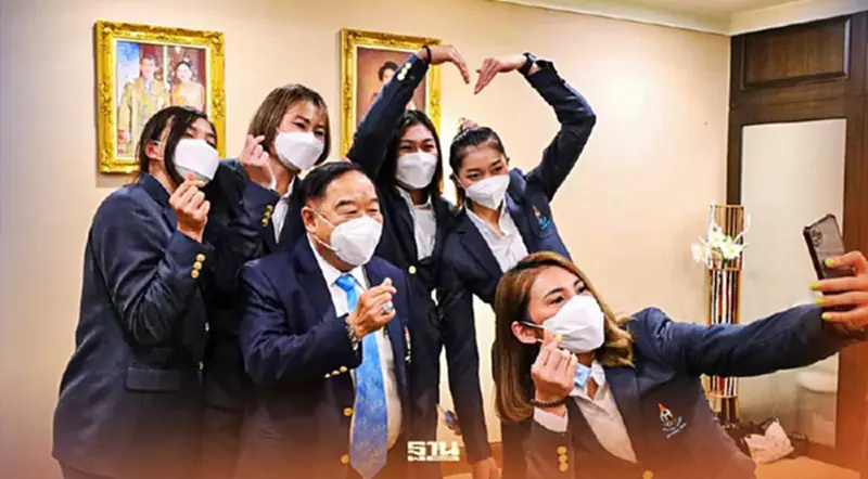 เปิดภาพ มินิฮาร์ทจาก "บิ๊กป้อม" เซลฟี่กับ "วอลเลย์บอลหญิงไทย" เปิดภาพ มินิฮาร์ทจาก "บิ๊กป้อม" เซลฟี่กับ "วอลเลย์บอลหญิงไทย"