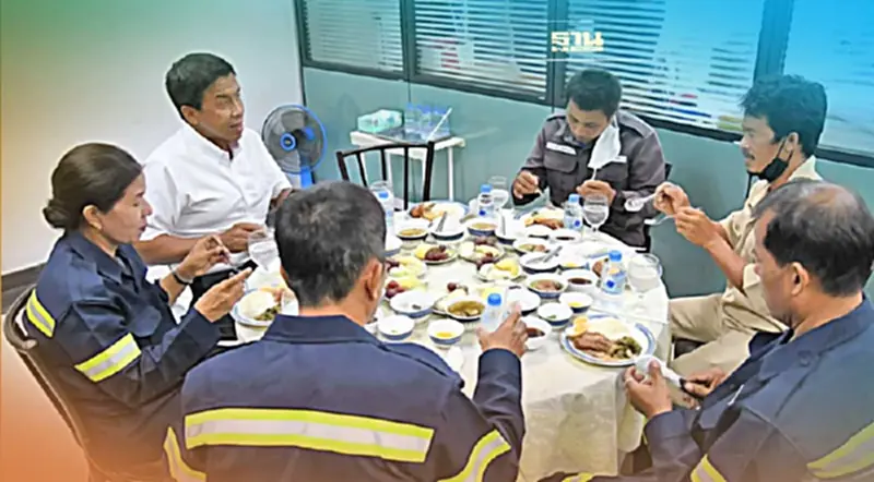 “ชัชชาติ”รับประทานอาหารเที่ยงร่วมกับลูกจ้างสำนักงานเขตบางบอน “ชัชชาติ”รับประทานอาหารเที่ยงร่วมกับลูกจ้างสำนักงานเขตบางบอน