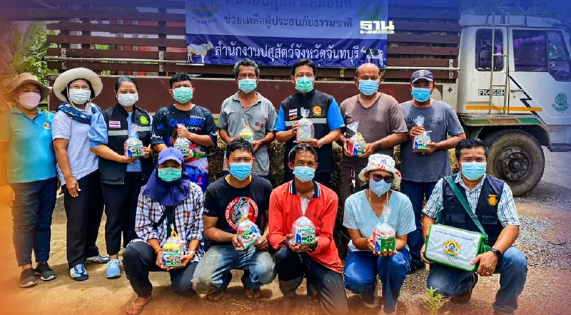 “ปศุสัตว์จันทบุรี” มอบหญ้าแห้งอาหารสัตว์ สร้างขวัญกำลังใจแก่เกษตรกร