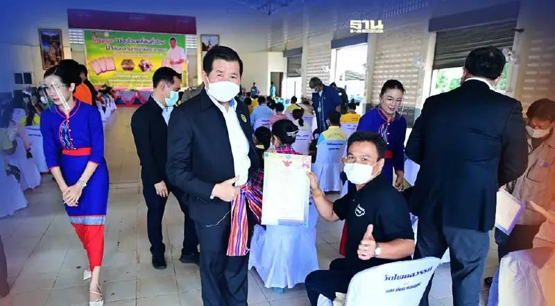 ชาวบ้านนครพนมน้ำตาซึม ซึ้งใจ“รมต.นิพนธ์”มอบโฉนดที่ดินถึงพื้นที่