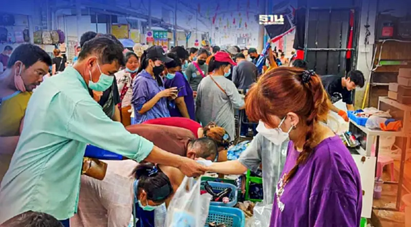 น้ำท่วมไม่สู้น้ำใจ คนแห่ซื้อของแน่นตลาดสายลมจอยแม่สาย น้ำท่วมไม่สู้น้ำใจ คนแห่ซื้อของแน่นตลาดสายลมจอยแม่สาย