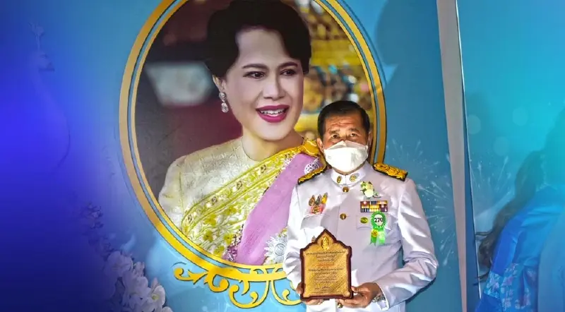นิพนธ์รับพระราชทานโล่เกียรติคุณลูกที่มีความกตัญญูกตเวทีอย่างสูงต่อแม่