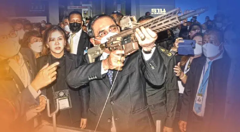 บิ๊กตู่ ลั่น"มีกำลังใจดีอยู่แล้ว”ก่อนทดลองเล็งปืนยาวในงานแสดงยุทโธปกรณ์