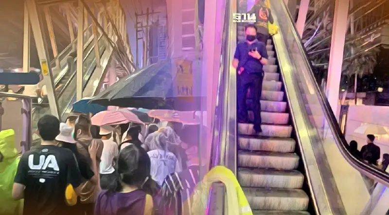 อัพเดท บันไดเลื่อน BTS สถานีสุรศักดิ์ ขัดข้อง-ทรุดตัว บาดเจ็บหลายราย อัพเดท บันไดเลื่อน BTS สถานีสุรศักดิ์ ขัดข้อง-ทรุดตัว บาดเจ็บหลายราย