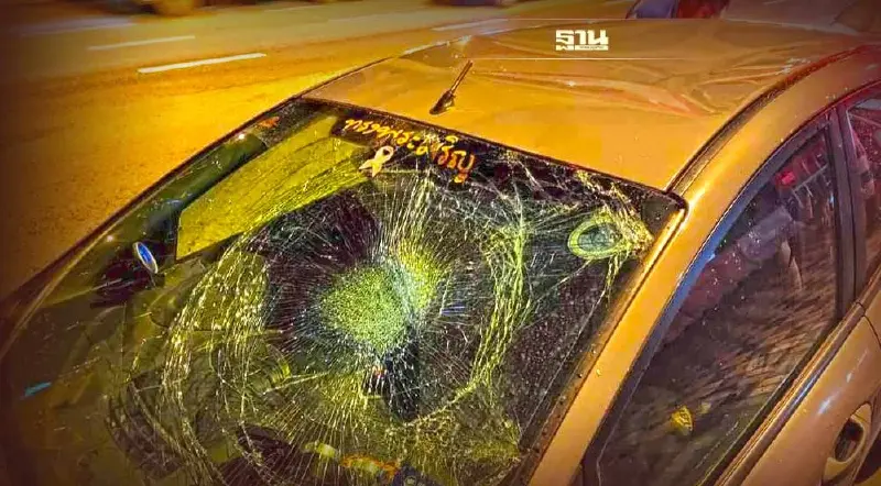 ระทึก! "ถนนพระราม2" ก้อนน้ำขังผ้าใบโครงการสร้างด่วน ตกใส่รถเก๋งเสียหาย