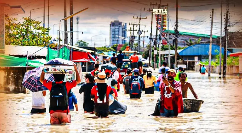 น้ำท่วมทะลักเข้าตัวเมืองระยองแล้วตั้งเครื่องผลักดันน้ำเร่งระบาย 