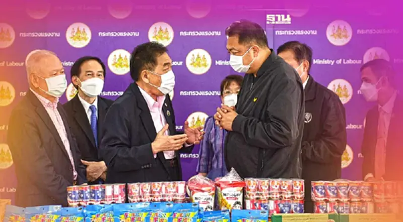 หอการค้าฯ-สภาหอฯ ร่วมกระทรวงแรงงาน ปันน้ำใจช่วยเหลือผู้ประสบภัยน้ำท่วม หอการค้าฯ-สภาหอฯ ร่วมกระทรวงแรงงาน ปันน้ำใจช่วยเหลือผู้ประสบภัยน้ำท่วม