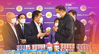 หอการค้าฯ-สภาหอฯ ร่วมกระทรวงแรงงาน ปันน้ำใจช่วยเหลือผู้ประสบภัยน้ำท่วม หอการค้าฯ-สภาหอฯ ร่วมกระทรวงแรงงาน ปันน้ำใจช่วยเหลือผู้ประสบภัยน้ำท่วม