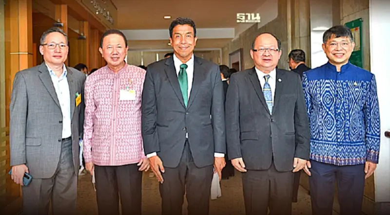 ประชุม“กรอ.กทม.”นัดแรกคึก หอการค้าฯชง 3 เรื่องใหญ่ สร้างจุดขายใหม่ 50 เขต ประชุม“กรอ.กทม.”นัดแรกคึก หอการค้าฯชง 3 เรื่องใหญ่ สร้างจุดขายใหม่ 50 เขต