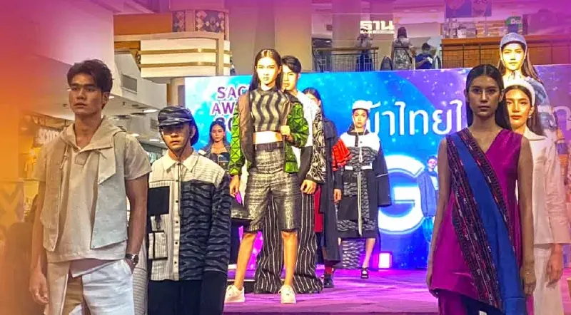 ส่องฝีมือดีไซน์เนอร์ภาคเหนือ รันเวย์ SACIT AWARD 2022 “ผ้าไทยใส่ได้ทุก GEN”