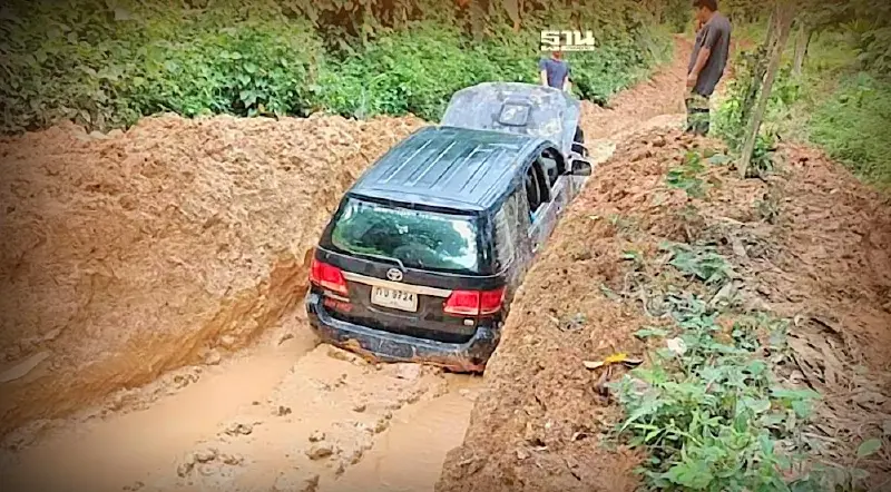 ตากทรหดฝนตกถนนเละ ฮ.ตำรวจบินส่ง"ข้าว-น้ำ"โรงเรียนตชด.อุ้มผาง